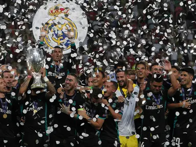 Pemain Real Madrid mengangkat trofi Piala Super Eropa usai menumbangkan Manchester United (MU) 2-1 di Skopje, Macedonia, Selasa (8/8). Ini merupakan gelar Piala Super Eropa keempat bagi Real Madrid. (AP Photo/Boris Grdanoski)