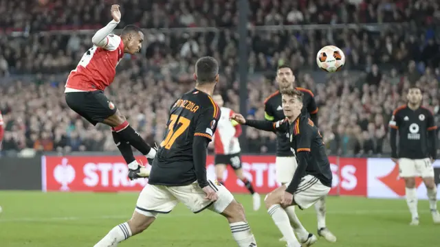 Foto: Romelu Lukaku Sang Penyelamat, AS Roma Curi Poin Berharga di Kandang Feyenoord