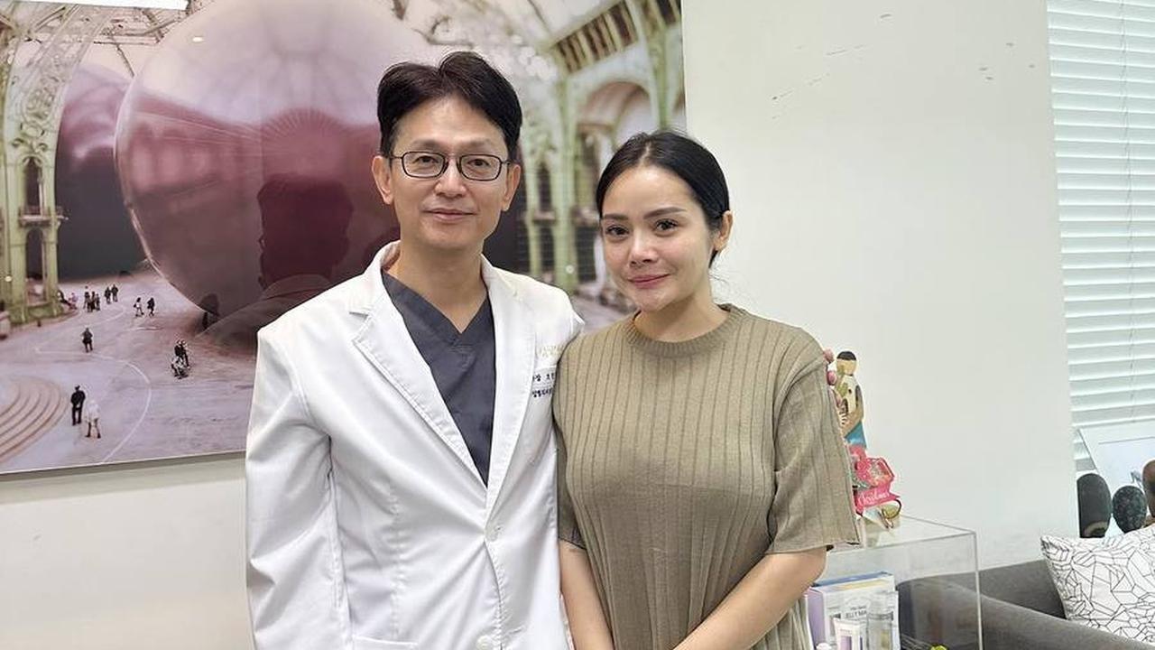 Hidung Barunya Dipuji Bagus & Lebih Natural, 8 Foto Mawar AFI Saat Operasi Plastik di Korea