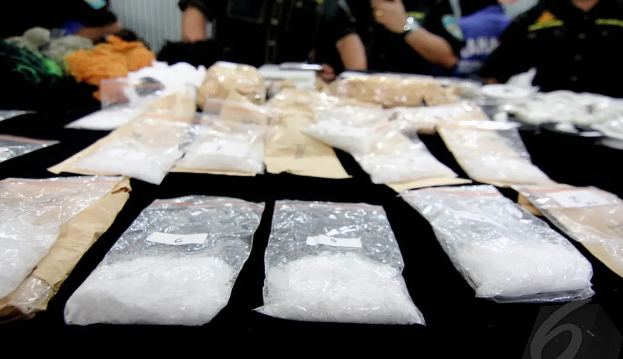 Dari keterangan tersangka sabu dijual dengan harga Rp1,5-1,7 juta per gram. Totalnya bisa mencapai 6,5 Miliar, Jakarta, Kamis (12/06/2014) (Liputan6.com/Faizal Fanani)