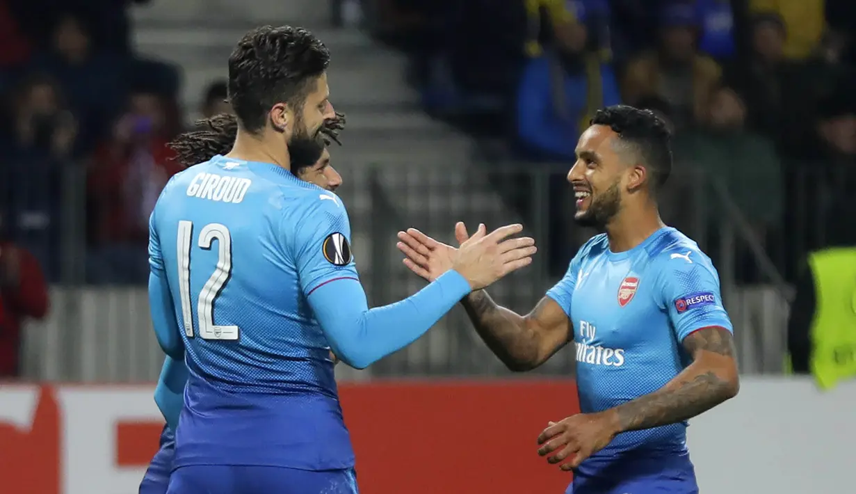 Para pemain Arsenal merayakan gol yang dicetak oleh Olivier Giroud, pada laga Liga Europa di Stadion Borisov, Kamis (28/9/2017). Arsenal menang 4-2 atas BATE Borisov. (AP/Sergei Grits)