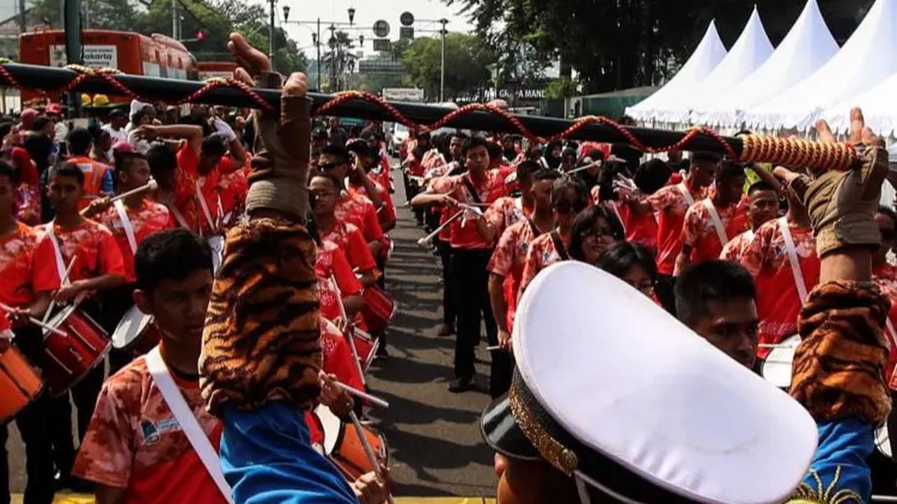 Kegiatan ini berisi parade seni, budaya, tarian Papua, marching band dari SMA.