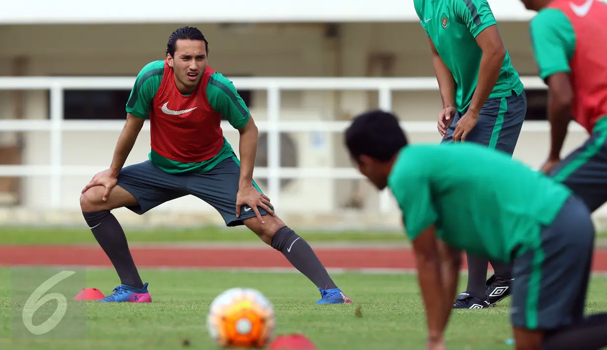 Pemain naturalisasi, Ezra Walian saat melakukan pemanasan bersama Timnas Indonesia U-22 jelang latihan resmi laga persahabatan melawan Myanmar di Stadion Pakansari, Kab Bogor, Senin (20/3). (Liputan6.com/Helmi Fithriansyah)