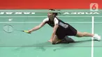 Pebulu tangkis tunggal putri Indonesia Gregoria Mariska Tunjung berusaha mengembalikan kok saat berlaga melawan Pusarla Sindhu dari India dalam babak 32 besar  Indonesia Open 2023 di Istora Senayan, Jakarta, Selasa (13/6/2023). (Liputan6.com/Herman Zakharia)