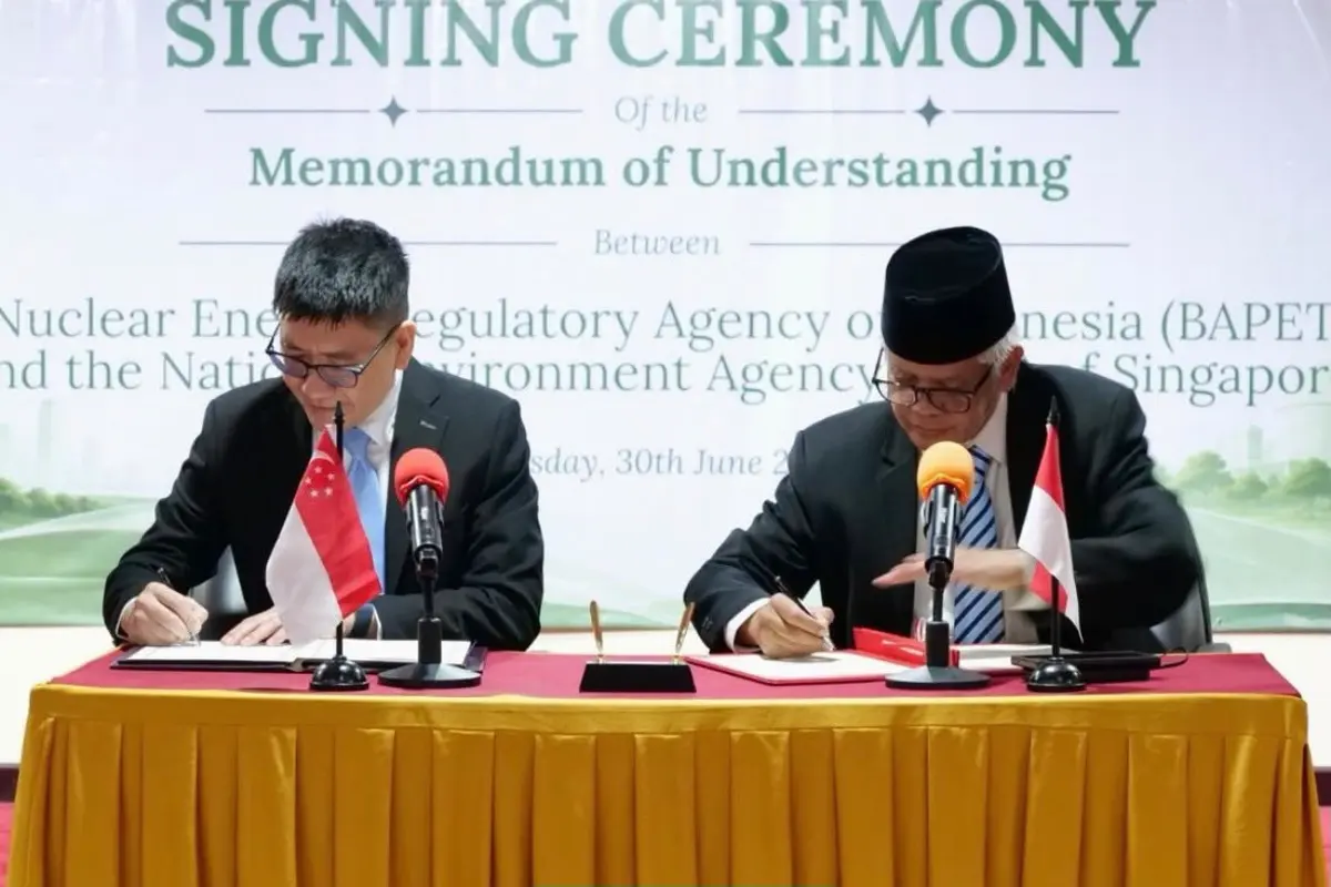 Penandatanganan MoU kerja sama di bidang proteksi radiasi, serta keselamatan, keamanan, dan pengamanan nuklir oleh CEO NEA Benjamin Koh dan Plt. Kepala BAPETEN Zainal Arifin di Jakarta pada 30 Juni 2026.