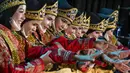 Para penari tampil dalam Festival Tari Ratoh Jaroe di Banda Aceh, Aceh, Rabu (8/9/2021). Festival Tari Ratoh Jaroe ini dapat disaksikan oleh penonton secara online. (CHAIDEER MAHYUDDIN/AFP)