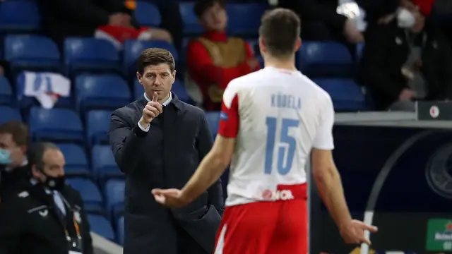 Bek baru Persija Jakarta, Ondrej Kudela di hadapan Steven Gerrard.