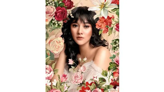 Naysilla mengenakan makeup bernuansa nude, ia terlihat begitu feminim.