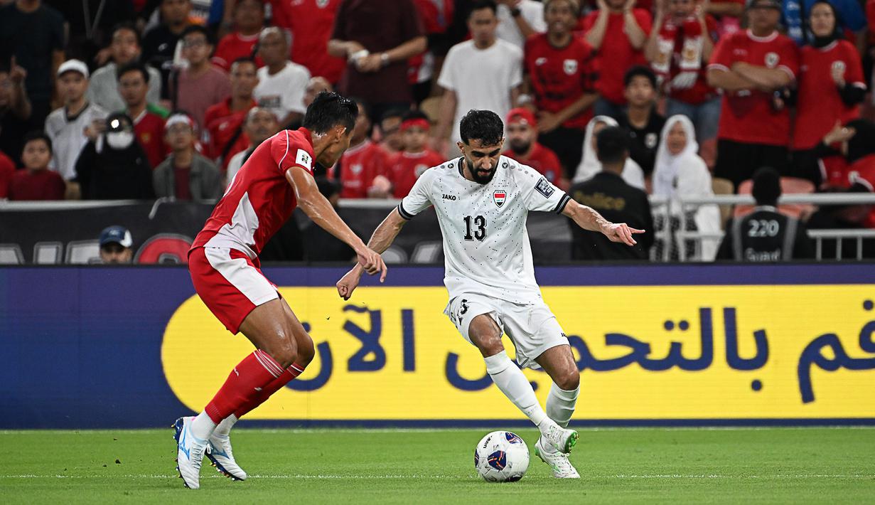 <p>Pemain Timnas Indonesia, Rizky Ridho (kiri), membayangi pergerakan pemain Irak, Bashar Resan, dalam laga putaran keempat Kualifikasi Piala Dunia 2026 yang berlangsung di Stadion King Abdullah Sports City, Jeddah, Arab Saudi, Sabtu (11/10/2025) waktu setempat. (AP Photo/Ali Issa)</p>