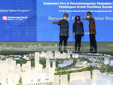 (ki-ka) Direktur PT Bumi Serpong Damai Tbk (BSD) Hermawan Wijaya, Direktur BSD Lie Jani Harjanto dan Direktur Bisnis PT BFI Finance Indonesia Tbk Sutadi, berbincang di depan maket superblock BSD City usai penandatanganan kerja sama di BSD City, Tangerang, Banten, Selasa,(22/03/2022). (Liputan6.com)