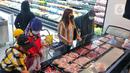 Pengunjung memilih daging di toko digital Scan and Go, CBD Ciledug, Tangerang, Banten, Rabu (8/3/2023). Scan and Go merupakan toko ritel digital pertama di Indonesia dimana konsumen bisa langsung belanja di toko dengan menggunakan aplikasi yang ada di keranjang belanja tanpa melakukan pembayaran melalui kasir. (Liputan6.com/Angga Yuniar)