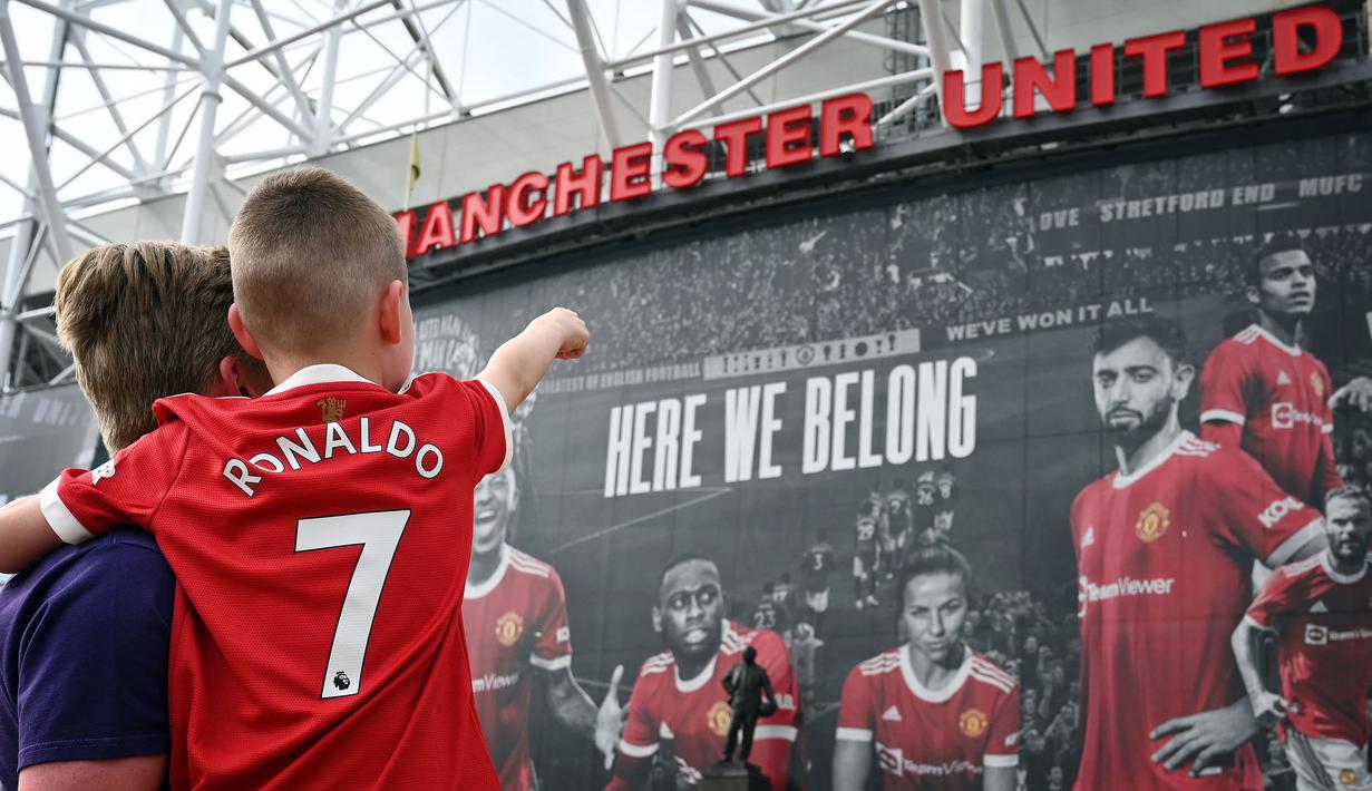 Tahun 2021 juga menjadi momen kembalinya Cristiano Ronaldo ke Manchester United. Ia juga berhasil tampil tajam berbalut baju merah bernomor punggung tujuh. CR7 tercatat telah mencetak 13 gol dalam 19 laga di semua kompetisi. (AFP/Paul Ellis)