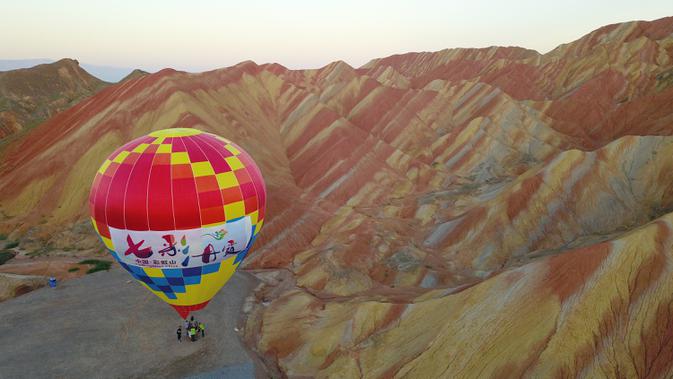 Sebuah balon udara bersiap terbang di langit Zhangye Geopark di Zhangye, Provinsi Gansu, China, 26 Juli 2020. Taman geologi ini diakui sebagai Global Geopark oleh Dewan Eksekutif Organisasi Pendidikan, Keilmuan, dan Kebudayaan PBB (UNESCO) dalam sidang ke-209 pada 7 Juli 2020. (Xinhua/Fan Peishen)