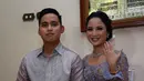 Chacha Frederica memamerkan cincin tunangannya, ia ditemani calon suami, Dico. (Deki Prayoga/Bintang.com)