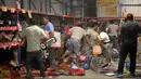 Sejumlah orang menjarah berbagai produk mainan di sebuah toko di negara bagian Veracruz, Meksiko, Rabu (4/1). Penjarahan terjadi di sejumlah toko di Meksiko, seiring berlangsungnya unjuk rasa memprotes kenaikan harga bahan bakar minyak. (Ilse HUESCA/AFP)