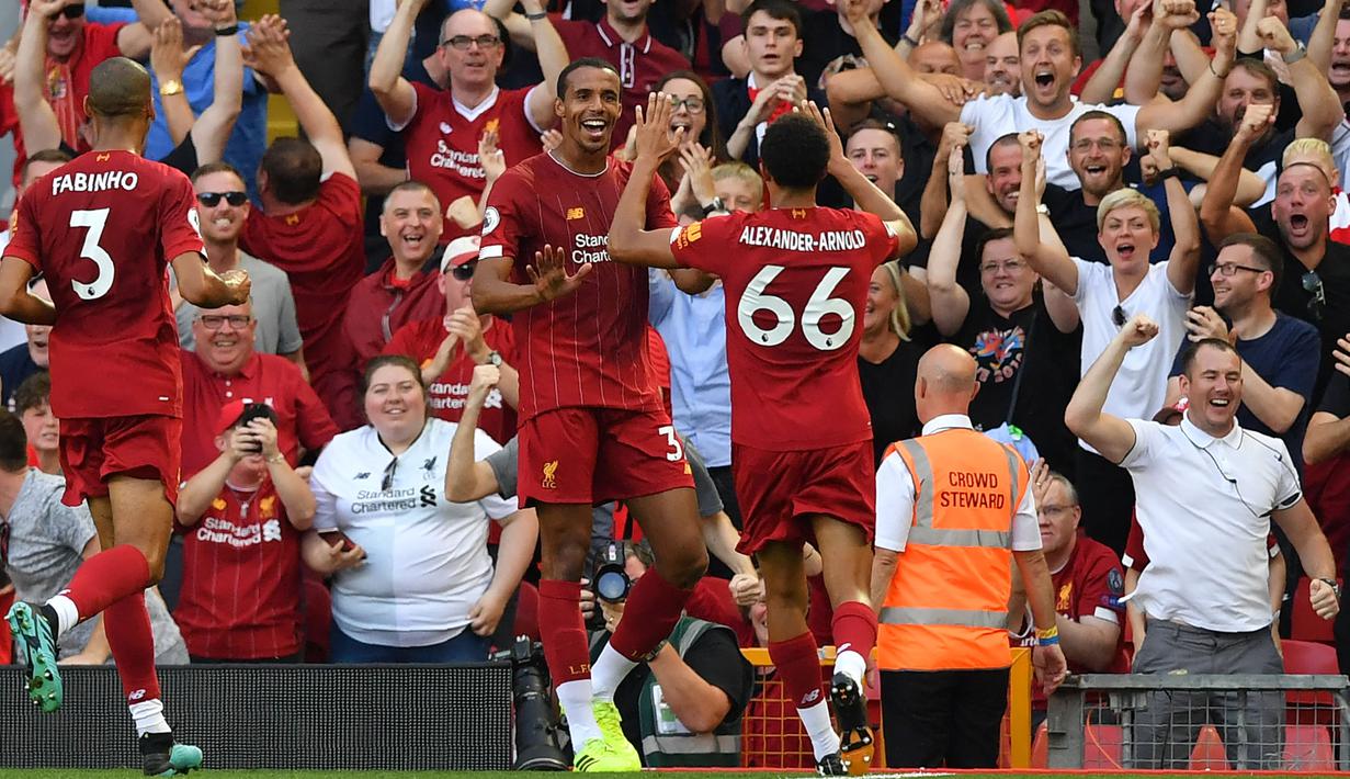 <p>Selebrasi bek Liverpool, Joel Matip (tengah) bersama Trent Alexander Arnold setelah mencetak gol ke gawang Arsenal pada laga Liga Inggris 2019/2020 di Anfield Stadium, Liverpool (24/8/2019). Joel Matip yang kini menjalani musim ke-8 bersama Liverpool tercatat telah mengoleksi satu gelar juara Liga Inggris bersama The Reds. Itu terjadi pada musim keempatnya 2019/2020 di mana ia hanya tampil dalam total 9 laga di Liga Inggris. (AFP/Ben Stansall)</p>