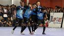 Para pemain BJL 2000 merayakan gol saat melawan Timnas Futsal Indonesia pada laga Uji Coba di Lapangan Futsal Tifosi Sport Center, Jakarta, (14/1/2017). Timnas menang 7-5. (Bola.com/Nicklas Hanoatubun)