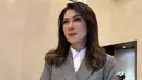 <p>Penampilan Fifi Aleyda Yahya begitu inspiratif. Ia banyak menampilkan look profesional yang memadukan tampilan trendi sekaligus klasik. [Foto: Instagram/ Fifi Aleyda Yahya]</p>