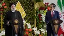 Usai upacara sambutan, Ebrahim Raisi dikenalkan oleh Jokowi kepada para menteri dan delegasi yang mendampinginya hari ini. (AP Photo/Achmad Ibrahim)