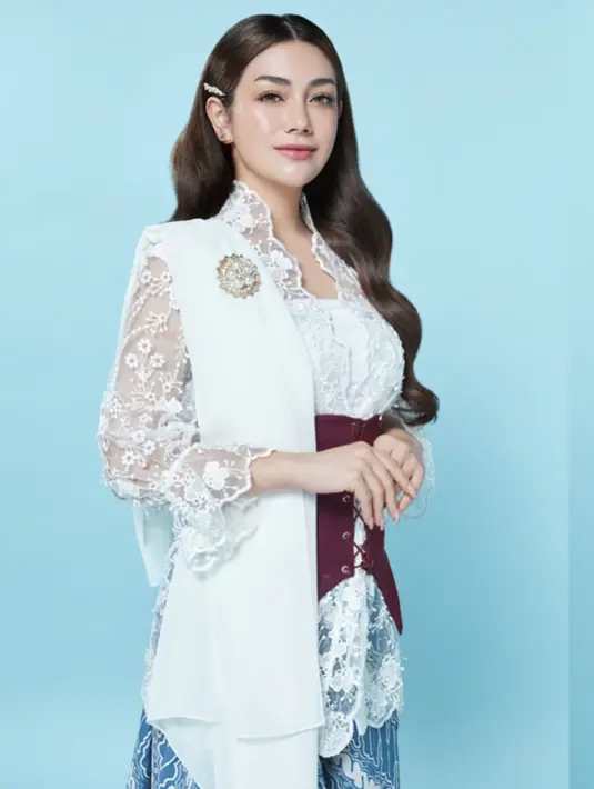 Kebaya modern semakin terlihat menawan dengan aksen sabuk kekinian. Gaya ini menambah twist modern pada tampilan.  [Foto: Instagram/ Celine Evangelista]