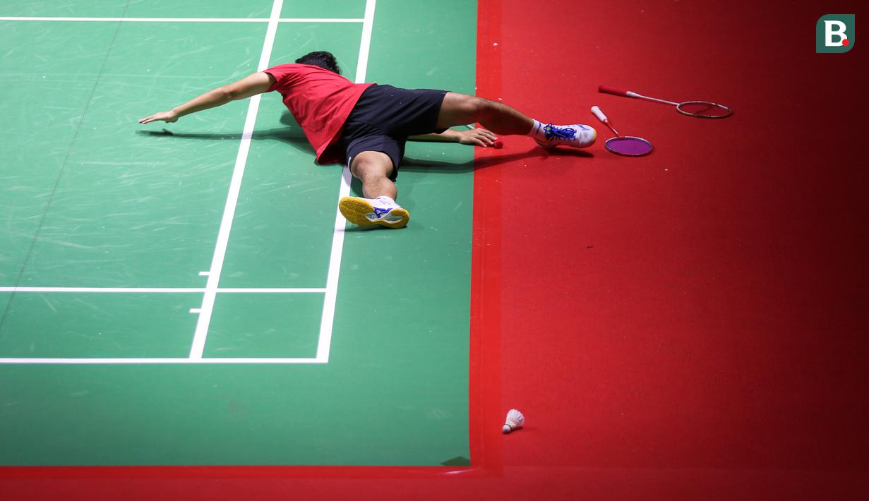 Pebulutangkis tunggal putra Indonesia, Anthony Sinisuka Ginting melakukan pemanasan saat latihan menjelang Indonesia Masters 2023 yang berlangsung di Istora Senayan, Jakarta, Senin (23/01/2023). (Bola.com/Bagaskara Lazuardi)