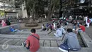 Sejumlah pemain game Pokemon Go berburu pokemon di area Kampus Universitas Indonesia (UI), Depok, Sabtu (6/8). Game Pokemon Go bisa diunduh langsung oleh pengguna iPhone, iPad, dan smartphone maupun tablet Android. (Liputan6.com/Yoppy Renato)