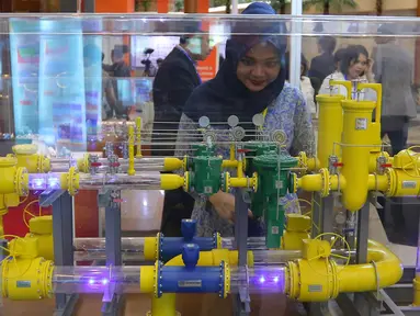 Pengunjung melihat maket di pameran Indonesian Petroleum Association (IPA) di JCC, Jakarta, Rabu (25/5). Pameran ini merupakan pameran migas terbesar di Asia Tenggara. (Liputan6.com/Angga Yuniar)
