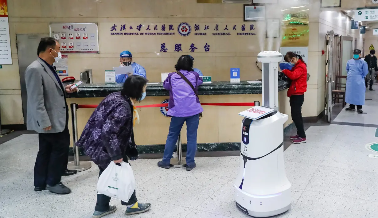 Sebuah robot pintar melakukan disinfeksi di ruang rawat jalan Rumah Sakit Renmin Universitas Wuhan di Wuhan, Provinsi Hubei, China, pada 16 Maret 2020. Robot pintar itu mampu melakukan pekerjaan disinfeksi secara otomatis di sejumlah lokasi yang telah ditentukan satu per satu. (Xinhua/Shen Bohan)