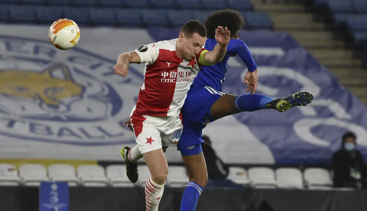 Bek Slavia Praha, Jan Boril (kiri) berduel udara dengan Gelandang Leicester City, Hamza Choudhury dalam laga leg kedua babak 32 Besar Liga Europa 2020/21 di King Power Stadium, Kamis (25/2/2021). Slavia Praha menang 2-0 atas Leicester City dan lolos ke babak 16 Besar. (AP/Rui Vieira)