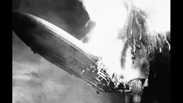 Airship atau kapal udara Hindenburg buatan Jerman meledak di atas Pangkalan Udara Angkatan Laut Lakehurst di New Jersey. (AFP)