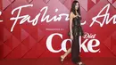 Irina Shayk berpose untuk fotografer setibanya di British Fashion Awards 2022 di London. Pakaiannya menampilkan pinggang peplum yang menonjol, dengan ribuan payet yang dibuat sepenuhnya dari botol plastik daur ulang. (Photo by Vianney Le Caer/Invision/AP)
