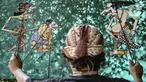 Seniman Iskandar Hardjodimuljo menjadi dalang memainkan wayang uwuh di kawasan Cawang, Jakarta, Kamis (29/10/2020). Pandemi COVID-19 menyebabkan penjualan sekaligus produksi wayang uwuh karya Iskandar merosot hingga 60 persen dibandingkan sebelumnya. (merdeka.com/Iqbal S. Nugroho)