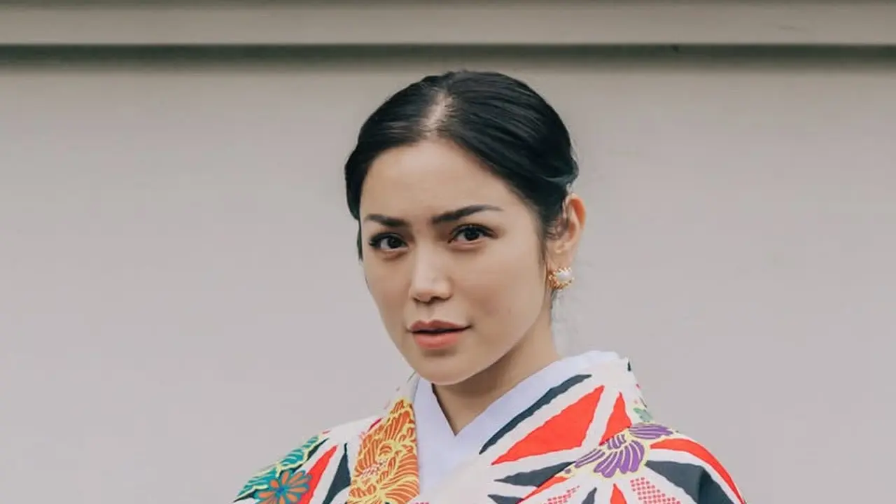 Jessica Iskandar kenakan kimono saat liburan ke Jepang bersama keluarga. [@inijedar]