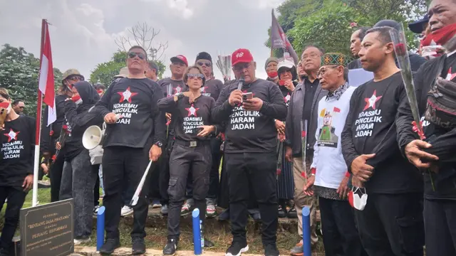 Ribuan Aktivis Lintas Generasi Tegak Lurus Reformasi melakukan ziarah ke makam empat mahasiswa korban Tragedi Trisakti dihadiri Ketua Umum Barisan Rakyat Indonesia Kawal Demokrasi (Barikade) 98 BBenny Rhamdani.
