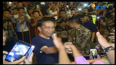 Ratusan warga Yogyakarta antre memasuki depan Gedung Agung Istana Kepresidenan Yogyakarta untuk merayakan Tahun Baru bersama Presiden Jokowi