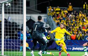 Striker Bodo/Glimt, Kasper Hogh mencetak gol ke gawang Sporting (Lisbon Fredrik Varfjell/NTB Scanpix via AP)