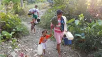 Warga Kelurahan Cicurug berjalan kaki ratusan meter untuk mendapatkan air bersih karena kemarau panjang di Majalengka. (Liputan6.com/Panji Prayitno)