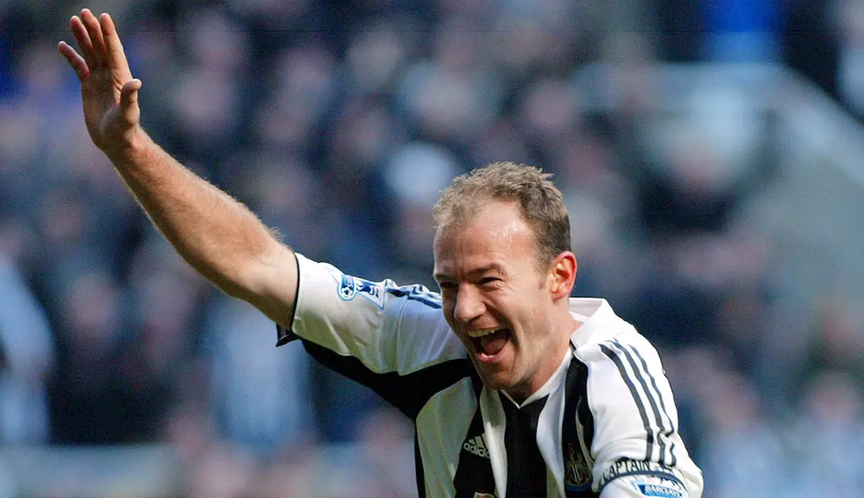 1. Alan Shearer - Mantan bintang Newcastle United ini berada di urutan teratas sebagai striker paling subur di Liga Inggris. Shearer telah mencatatatkan 260 gol dari 441 laga. (AFP/Paul Ellis)
