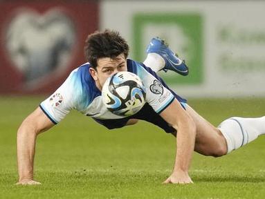 Pemain Inggris, Harry Maguire, berusaha menghalau bola saat melawan Makedonia Utara dalam duel matchday 10 Kualifikasi Euro 2024 Grup C di National Arena Todor Proeski, Makedonia Utara, Selasa (21/11/2023). The Three Lions bermain imbang 1-1. (AP Photo/Darko Vojinovic)