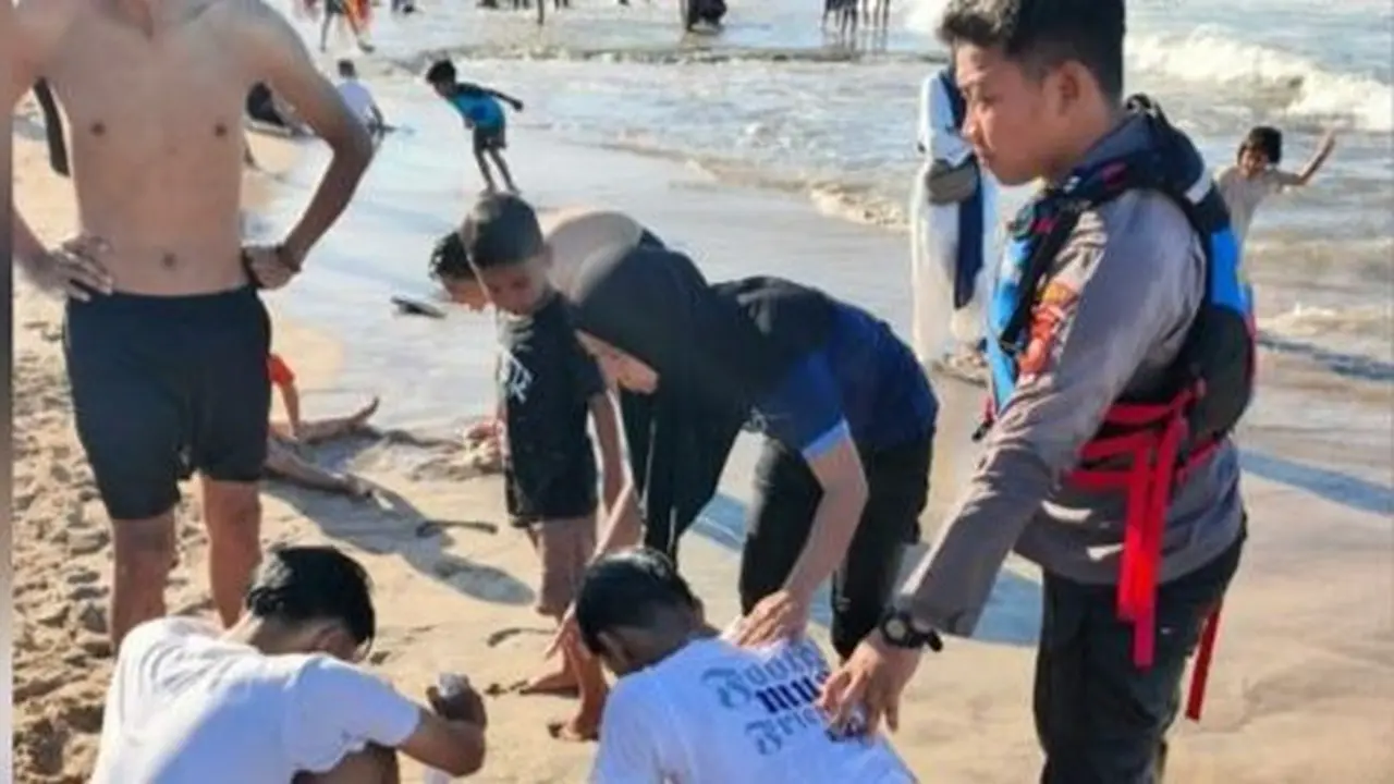 Satpolairud Polres Garut, Jawa Barat menyelamatkan empat wisatawan yang terseret arus ombak saat berenang di Pantai Karangpapak, Kecamatan Cikelet.