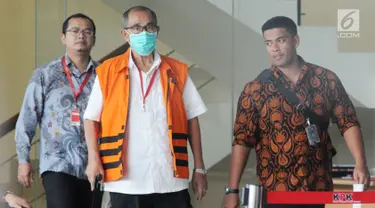 Bupati Bandung Barat nonaktif Abubakar menggenakan rompi oranye dan masker usai menjalani pemeriksaan lanjutan di gedung KPK, Jakarta, Rabu (25/7). Abubakar diperiksa sebagai tersangka untuk melengkapi berkas. (Merdeka.com/Dwi Narwoko)