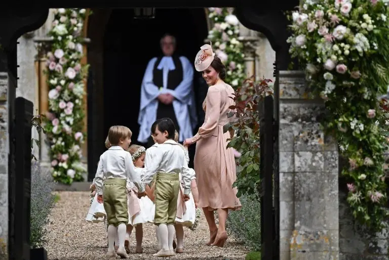 Kate Middleton memakai gaun rancangan Alexander McQueen tampak dari belakang. (sumber foto: cosmopolitan.com)