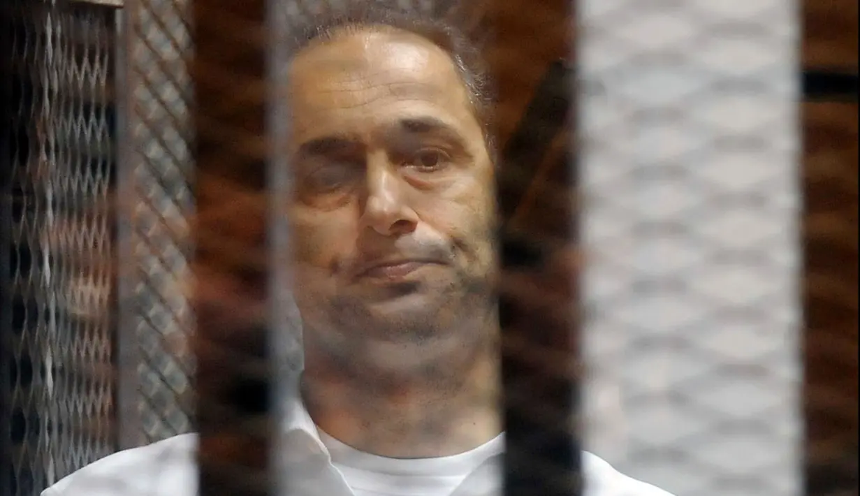 Putra Husni Mubarak, Gamal Mubarak berada dalam kurungan selama persidangan berlangsung, Rabu (21/05/2014) (REUTERS/Stringer).