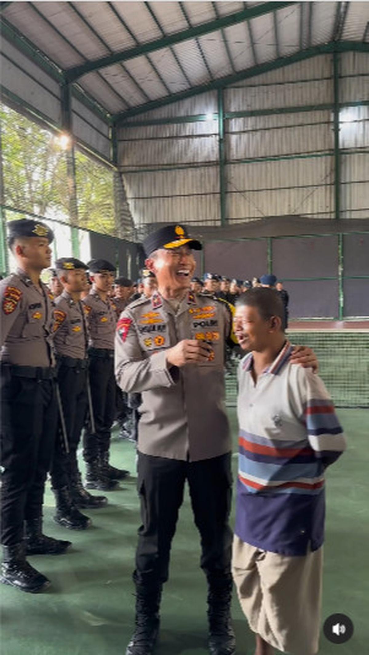 "Di mana ada pengamanan, di situ ada Kang Asep. Coba Kang Asep, kenapa setiap saat selalu tahu kegiatan kepolisian?," tanya Sabilul Alif.