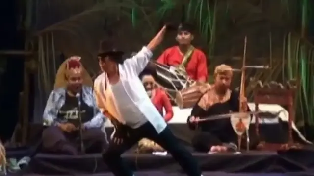 Selain menyampaikan pesan nada, tak jarang penyanyi sunda kerap berlaku jenaka dalam setiap lagu yang ditampilkannya