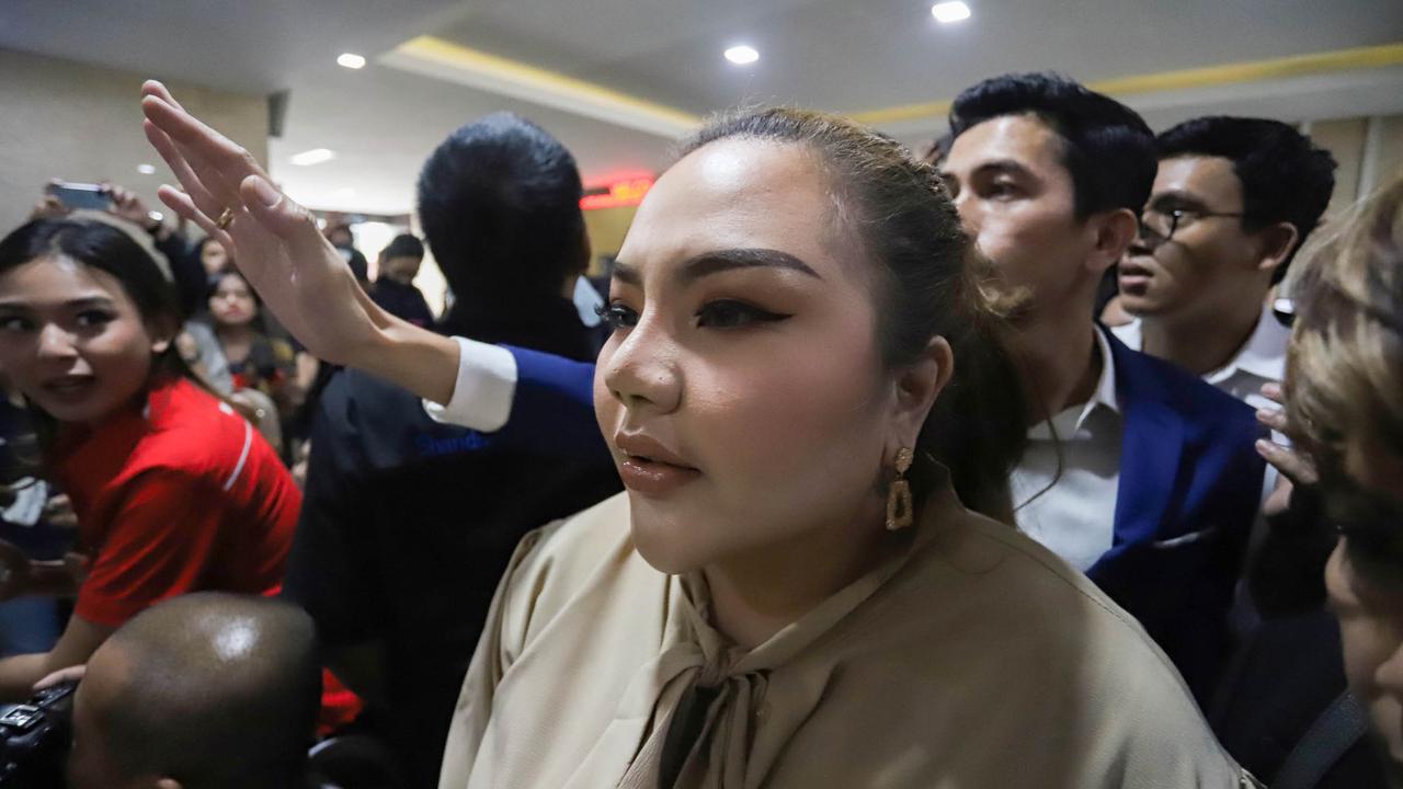FOTO: Lisa Mariana Sambangi Mabes Polri, Jalani Tes DNA