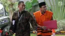 Wakil Ketua DPR Bidang Keuangan dari Fraksi Partai Amanat Nasional (PAN) nonaktif Taufik Kurniawan memakai rompi tahanan dikawal petugas akan menjalani pemeriksaan lanjutan di Gedung KPK, Jakarta, Jumat (1/2). (Merdeka.com/Dwi Narwoko)