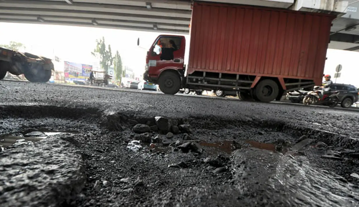 Kondisi jalanan yang rusak di Jalan R.E Martadinata, Jakarta, Senin (16/2/2015). Dinas Bina Marga DKI mengatakan setidaknya 700 titik jalan rusak akibat banjir. (Liputan6.com/Faizal Fanani)