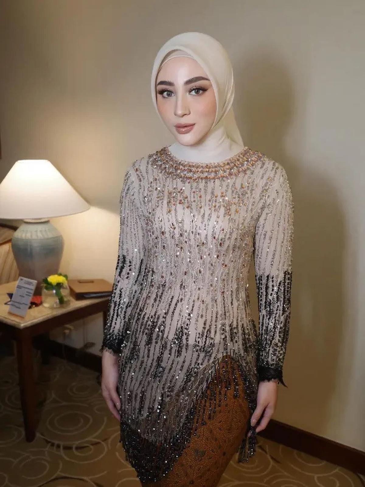 Inspirasi Kebaya Wisuda yang Anggun, Pilihan Margin Wieheerm hingga Rania Yamin