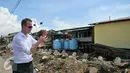 Staf Menteri Lingkungan dan Pangan Denmark, Esben Lunde Larsen memfoto keadaan Muara Angke, Jakarta, Senin (11/4/2016). Kedatangan Esben untuk melihat kondisi sampah di pinggiran Pantai Muara Angke. (Liputan6.com/Yoppy Renato)